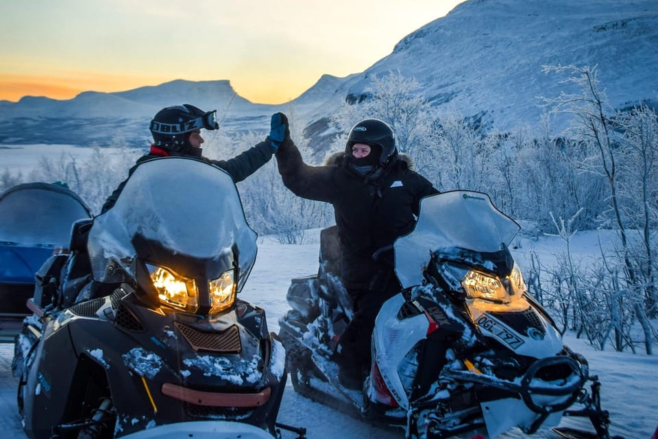 Abisko/Björkliden: Panorama Snowmobile Tour with Snacks - Learning the controls before the fun begins