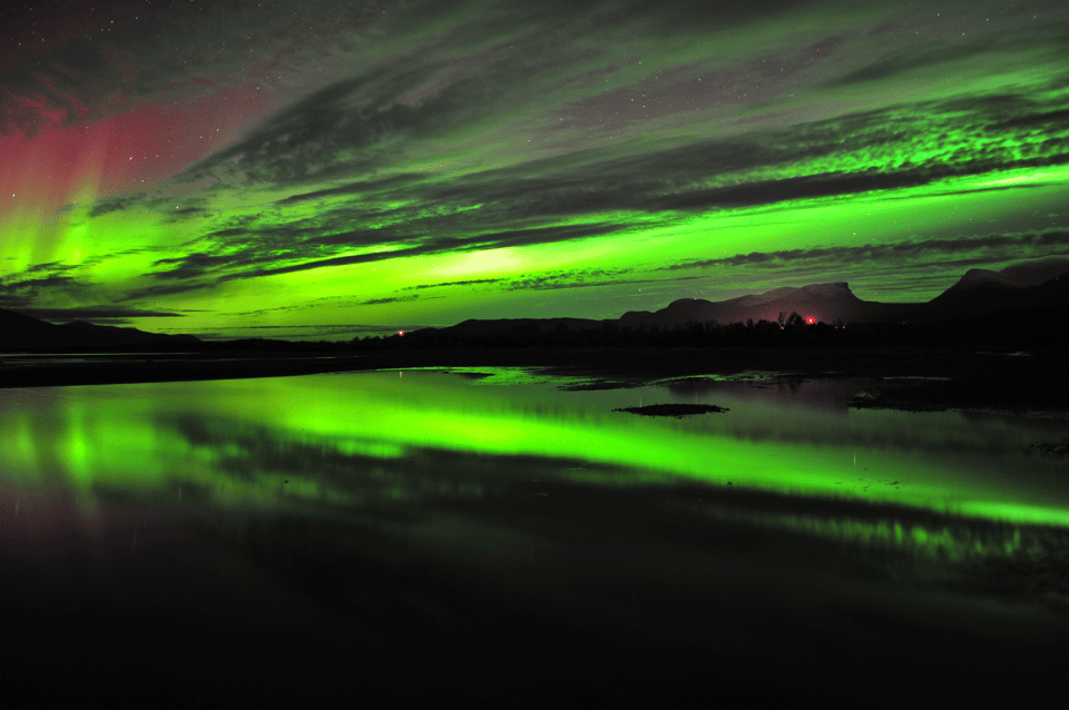 Abisko: Guided Autumn Aurora Chase with Hotel Transfers - What the guides add to the experience