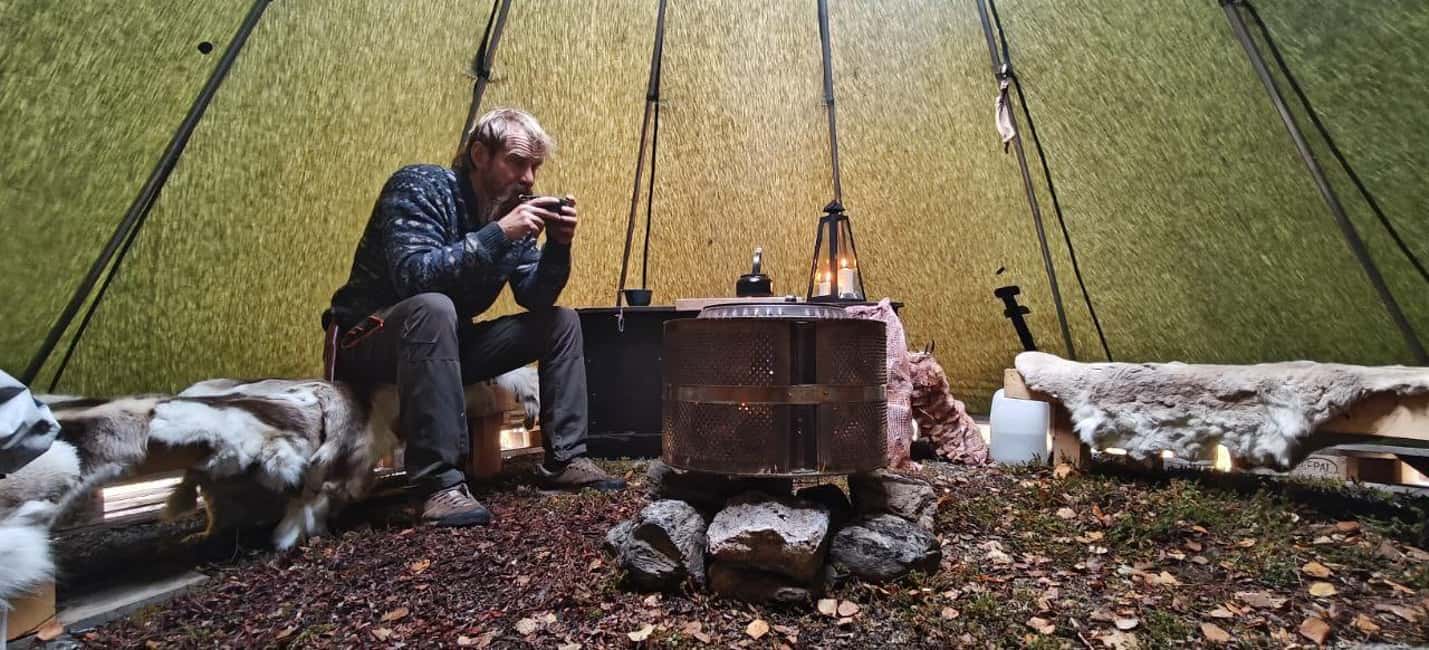 Abisko: Northern Lights Hike with Husky Puppies - Guide style and the feel of the evening