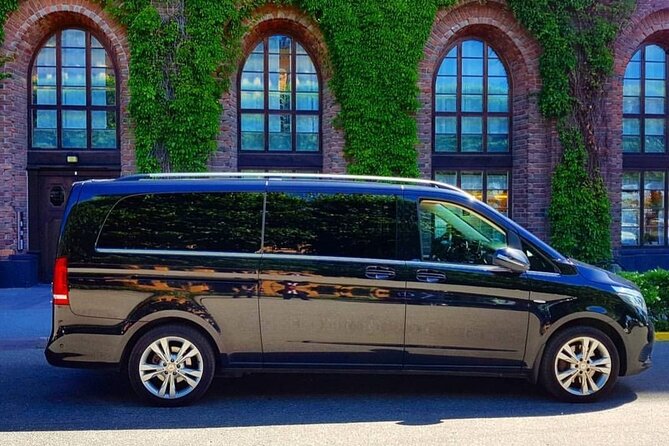 Airport Limousine Transfer: Arlanda Airport to Stockholm City 1-7 Passengers - Meeting your chauffeur at Arlanda