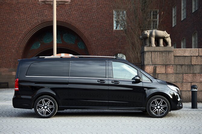 Airport Limousine Transfer: Arlanda Airport to Stockholm City 1-7 Passengers - Choosing between the Mercedes and BMW vehicles