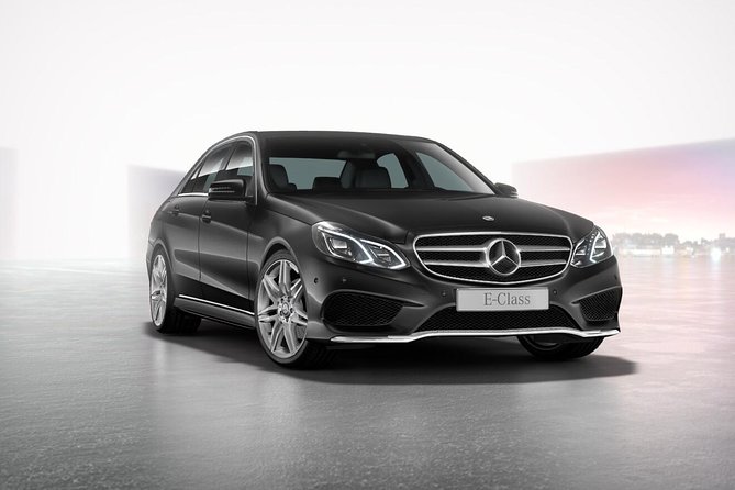 Airport Limousine Transfer: Stockholm City to Arlanda Airport 1-7 Passengers - A Direct 40-Minute Run to Arlanda