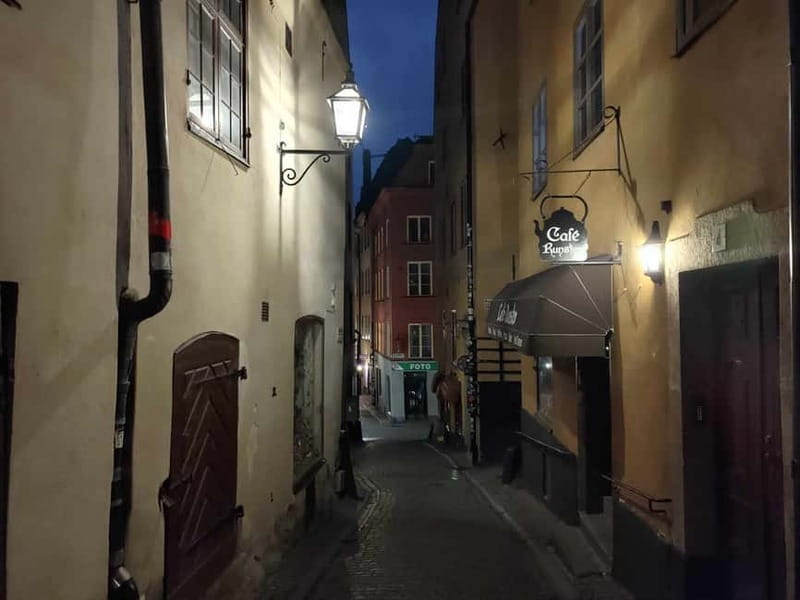 Bloody Stockholm: ghosts, horror and dark folklore 2h - Starting beside the palace in Gamla Stan