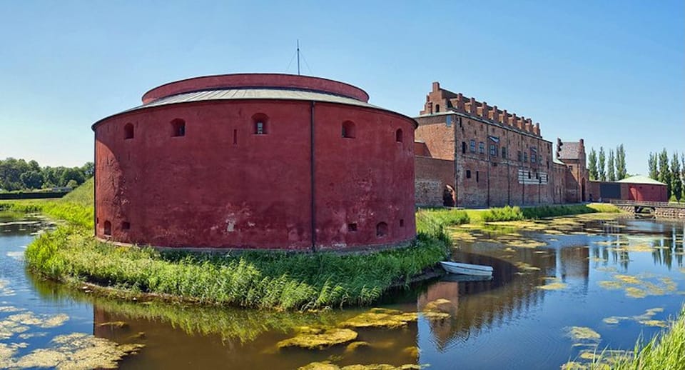 Copenhagen: Malmö Tour in Spanish - Malmö Castle in a 15-minute stop