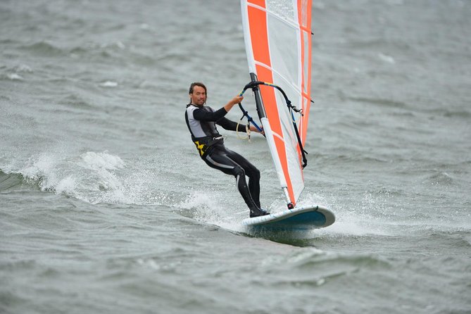 Dynamic Windsurfing Beginner class Day1 - Why the six-person limit changes the lesson