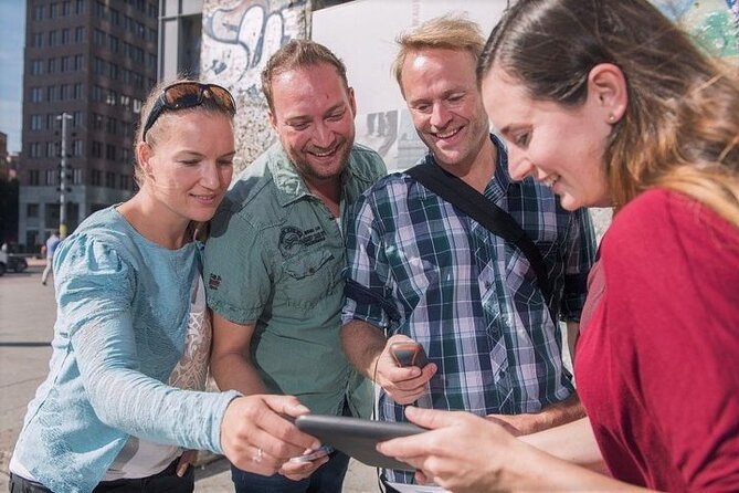 e-Scavenger hunt Stockholm: Explore the city at your own pace - Starting at Slottsbacken and entering Gamla Stan