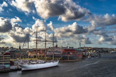 Capture the most Photogenic Spots with a Local