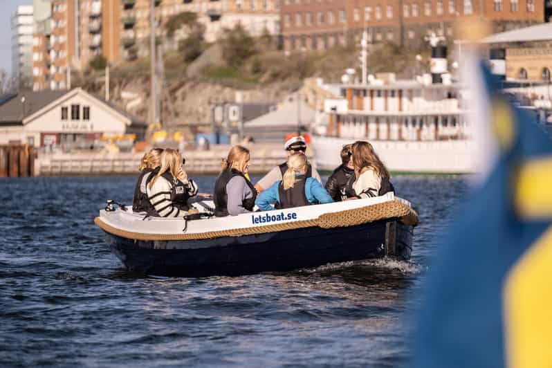 Gothenburg city center: Electric selfdrive boat tour - Gothenburg Opera House and Barken Viking