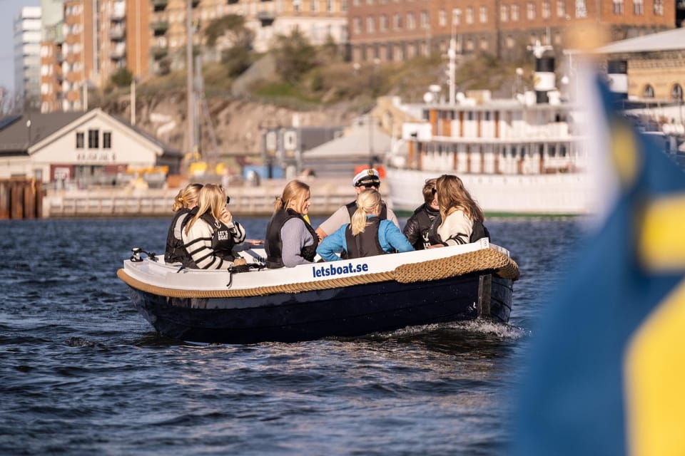 Gothenburg city center: Electric selfdrive boat tour - Reading Gothenburg from the water