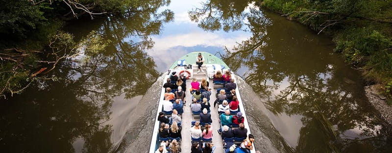 Gothenburg: Paddan Sightseeing Cruise on the River Säveån - Starting at Kungsportsplatsen and entering the moat