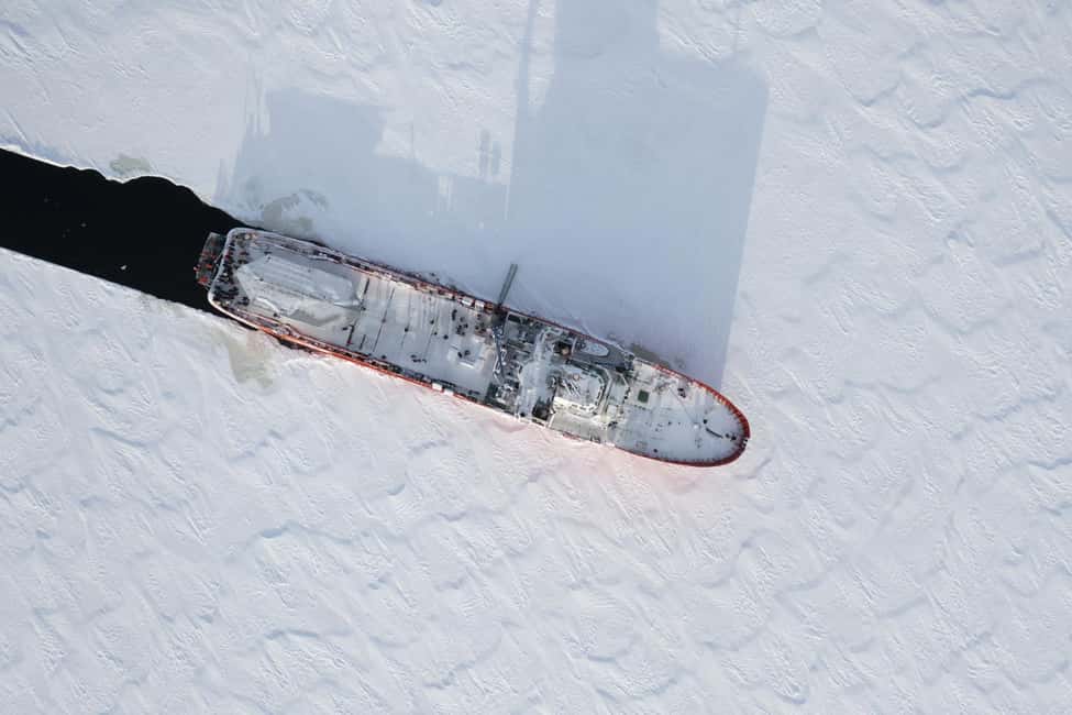 Icebreaker Cruise 2 h - The first 45 minutes, breaking through the ice