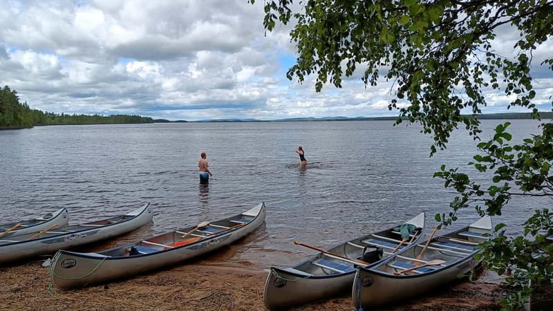 Johannisholm: Guided Canoe Tour on Lake Venjanssjön - Reaching the sandy beach and outdoor shelter