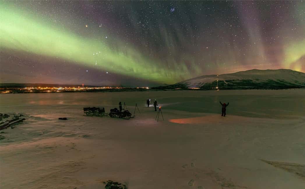 Kiruna: Northern Lights Snowmobile Tour - Bonfire, cranberry drink, and local stories