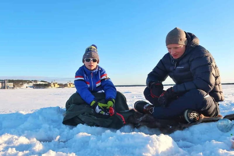 Lulea: Ice Fishing Tour in the heart of the city with Guide - Learning the basics from a local guide