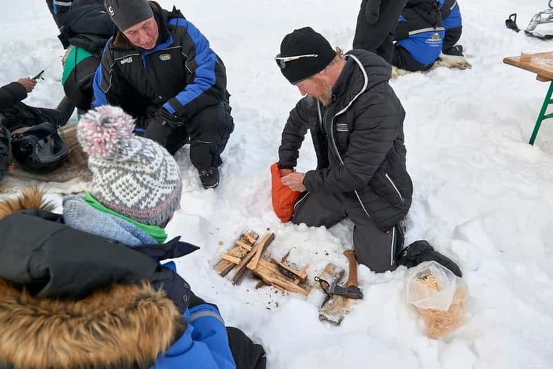 Luleå : Nordic Winter Skills - 3 hours including lunch - Walking through the forest on snowshoes