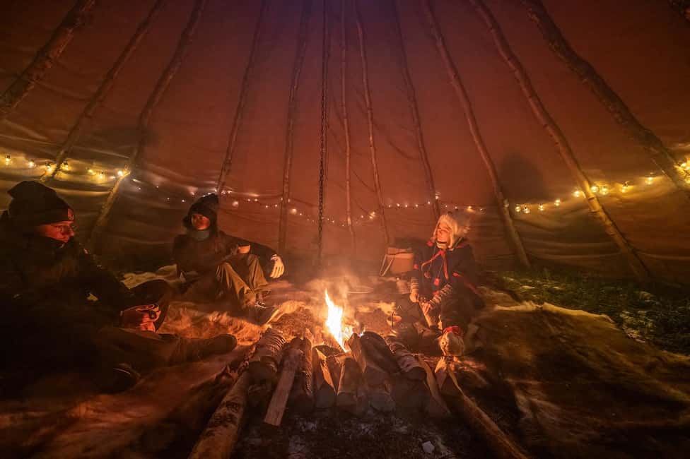 Luleå: Sami Culture, Reindeer, and Northern Lights Tour - Meeting the reindeer in the dark