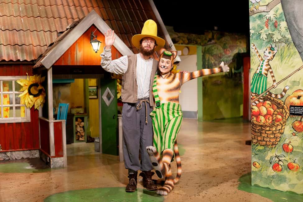 Malmö: Funnys Äventyr - Play Areas, Kids’ Theater & Carousel - The theater barn and a child’s first live show