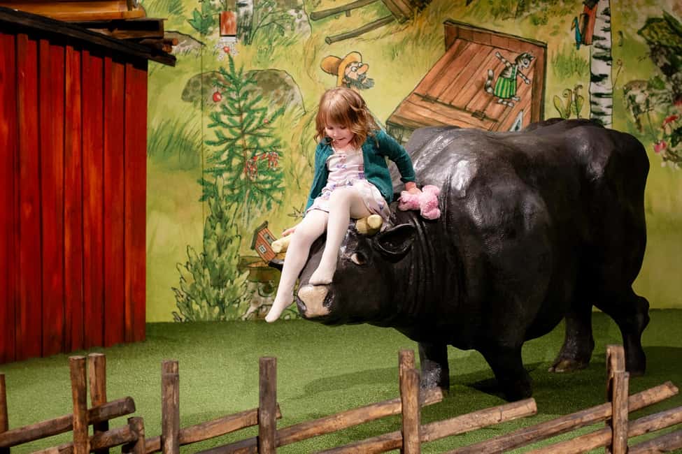 Malmö: Funnys Äventyr - Play Areas, Kids’ Theater & Carousel - Three fairy-tale worlds on the story carousel