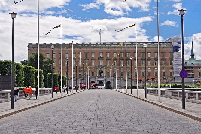 Private 4h VIP city tour by limousine car and guide in Stockholm - The concert hall and National Theatre on the panoramic route