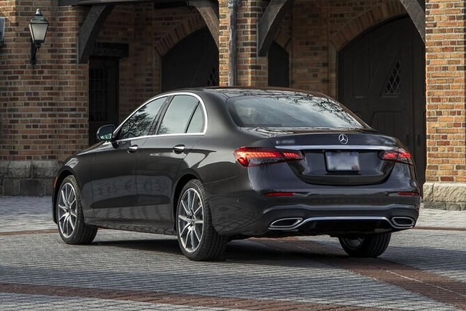 Stockholm Airport Arlanda Arrival transfer to Stockholm by Sedan - A chauffeur who can help you get oriented