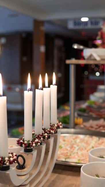 Stockholm: All-You-Can-Eat Christmas Buffet Cruise Livemusic - Boarding 45 minutes early and settling in