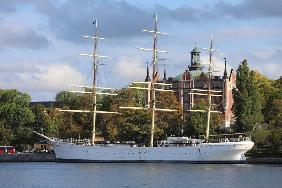 Stockholm City Center: Seaside Skeppsholmen Guided Tour - Parliament House and the changing idea of power