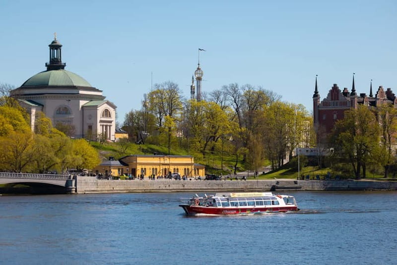 Stockholm: City Cruise with Fresh Pizza - Setting off near the Royal Palace