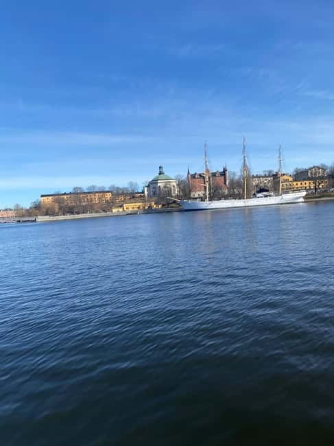 Stockholm: Guided Archipelago Islands Tour - Leaving Gamla Stan beside the Royal Palace