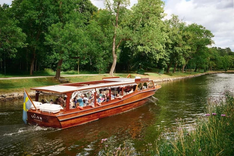 Stockholm: Guided Archipelago Tour by Classic Wooden Boat - Gamla Stan, the Royal Palace, and Stockholm’s grand waterfront