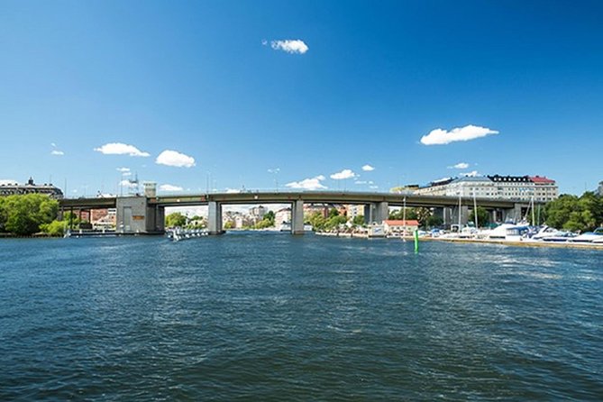 Stockholm: Highlights Boat Tour - Through the lock between the Baltic and Lake Mälaren