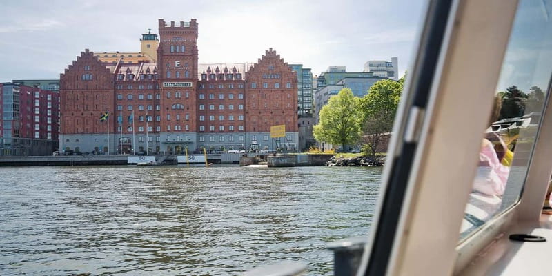 Stockholm: Highlights Boat Tour - English speakers, phone audio, and the café