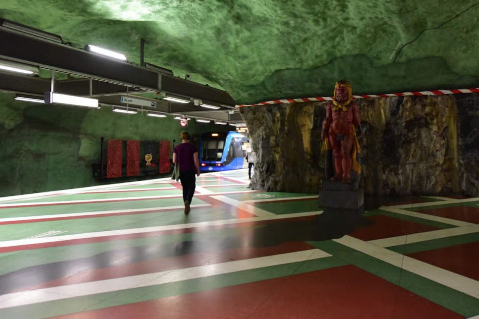 Stockholm Metro Tour - Rådhuset: A Metro Station That Feels Like a Cave
