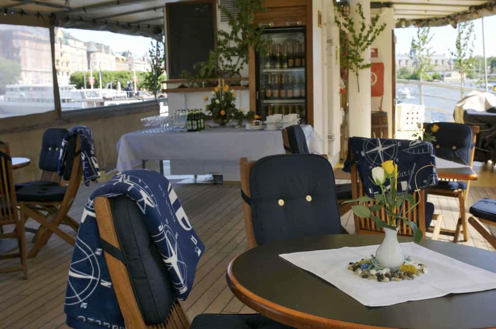 Stockholm: Midsummer Archipelago Boat Tour Live Guide - Fjäderholmarna marks the change of scenery