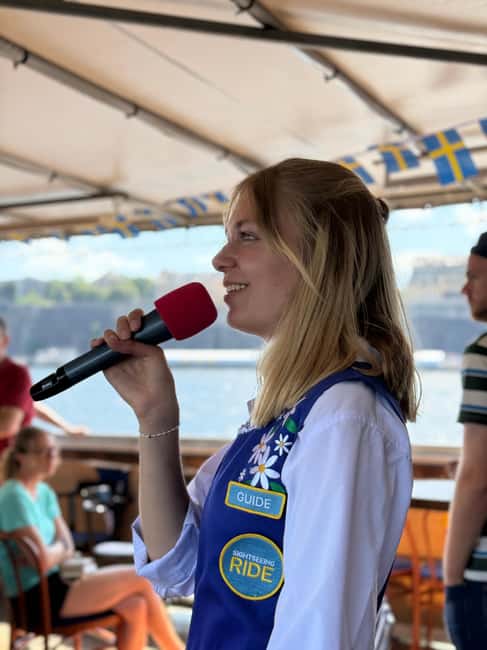 Stockholm: Midsummer Archipelago Boat Tour Live Guide - Meeting the boat beside the Gustav III Statue