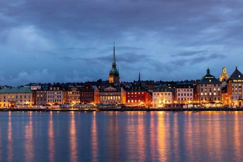 Stockholm: Must-See Attractions Walking Tour with a Guide - The Royal Palace brings Sweden’s monarchy into view