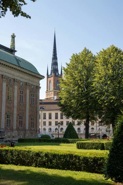 Stockholm: Old Town Gamla Stan Guided Walking Tour - A Guide Who Makes Dates Useful