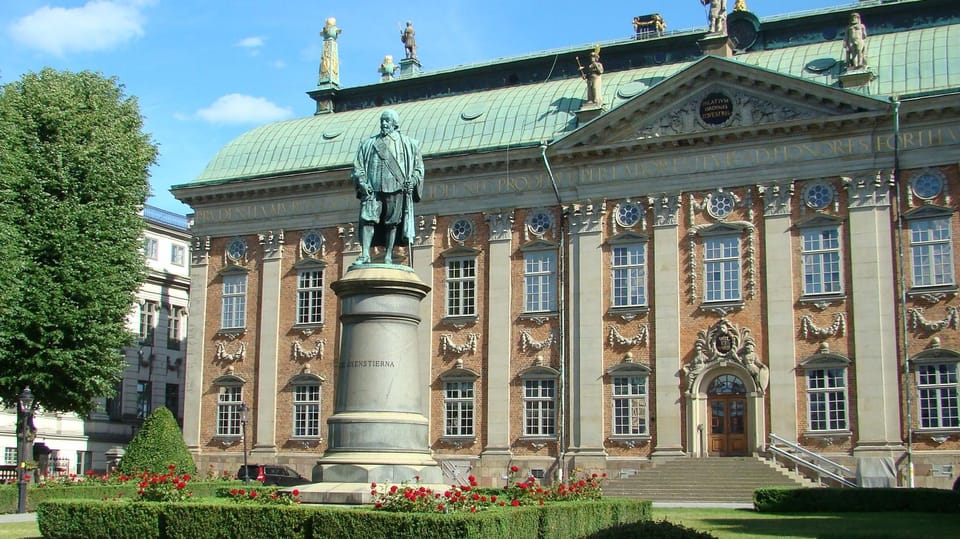 Stockholm: Old Town Walking Tour and the Vasa Museum - The Royal Palace and the smallest statue