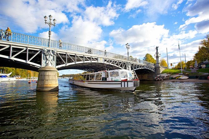 Stockholm Royal Djurgården Boat Tour - Audio commentary and seating advice