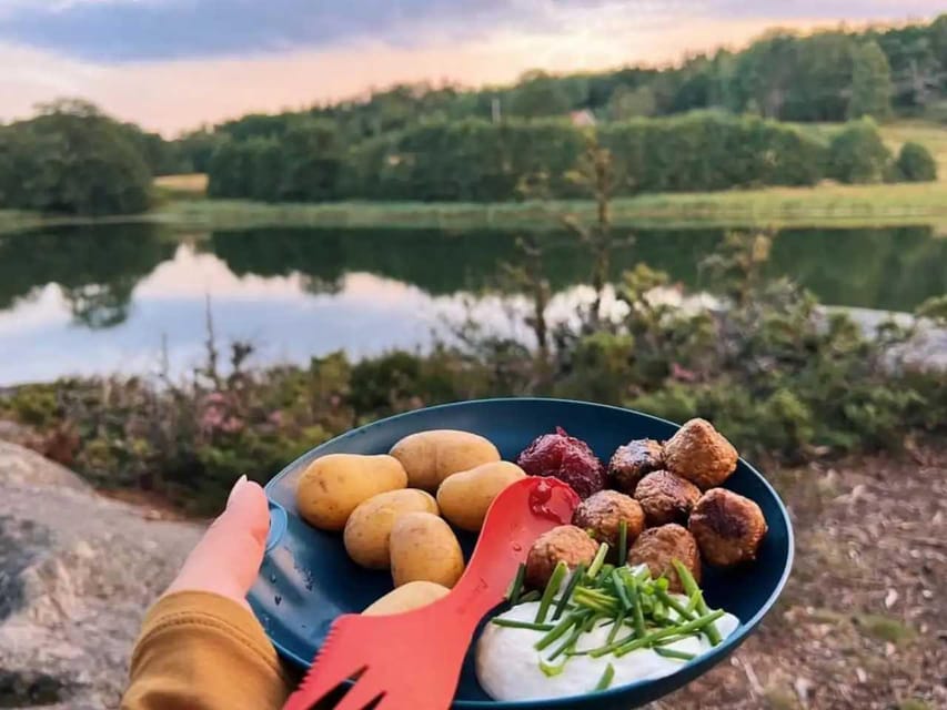 Stockholm: Sunset Hike in Tyresta National Park with Meal - A lakeside pause with Swedish food