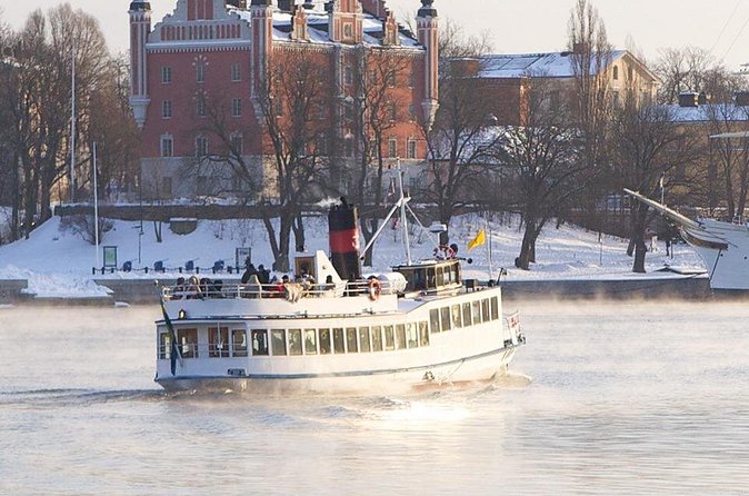 Stockholm: Winter Boat Tour with Guide - What the guide adds to a 75-minute ride