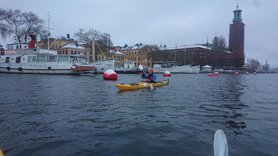 Stockholm: Winter City Kayaking Tour - Lunch, fika, and a warm pause