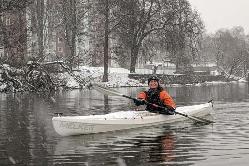 Stockholm: Winter Kayaking Tour through the City Centre - Two-person kayaks and the learning curve