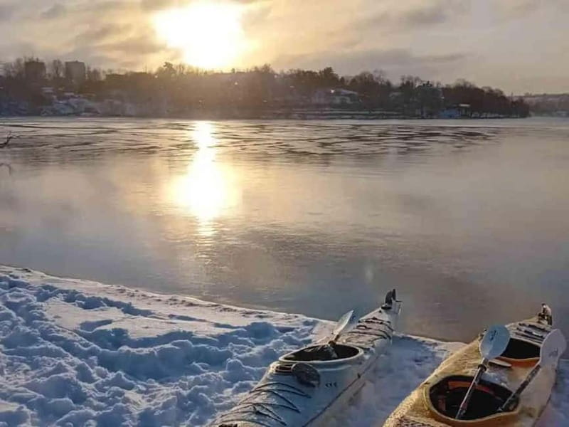 Stockholm: Winter Kayaking Tour through the City Centre - The guides make the difference