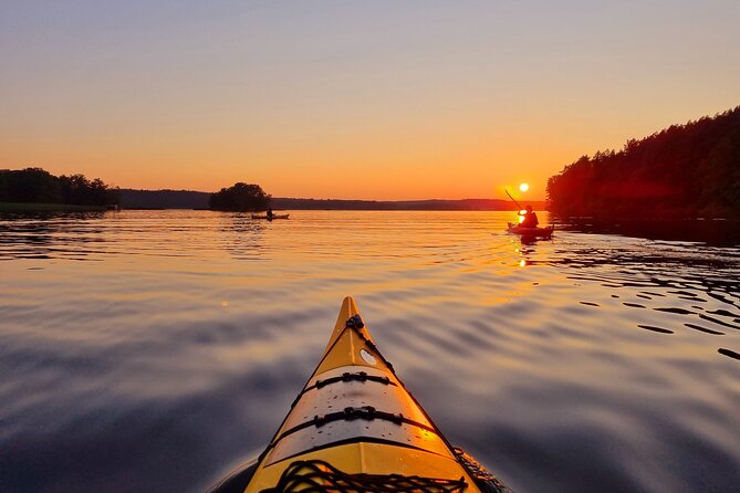 Sunset kayak tour with fika on Stockholms lakeside - Fika beside a campfire