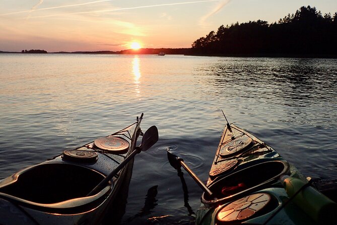 Sunset kayak tour with fika on Stockholms lakeside - Paddling toward the evening light