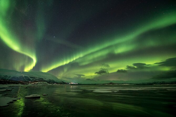 The Ultimate Aurora Photo Adventure - Staying warm with lingonberry juice and a fire